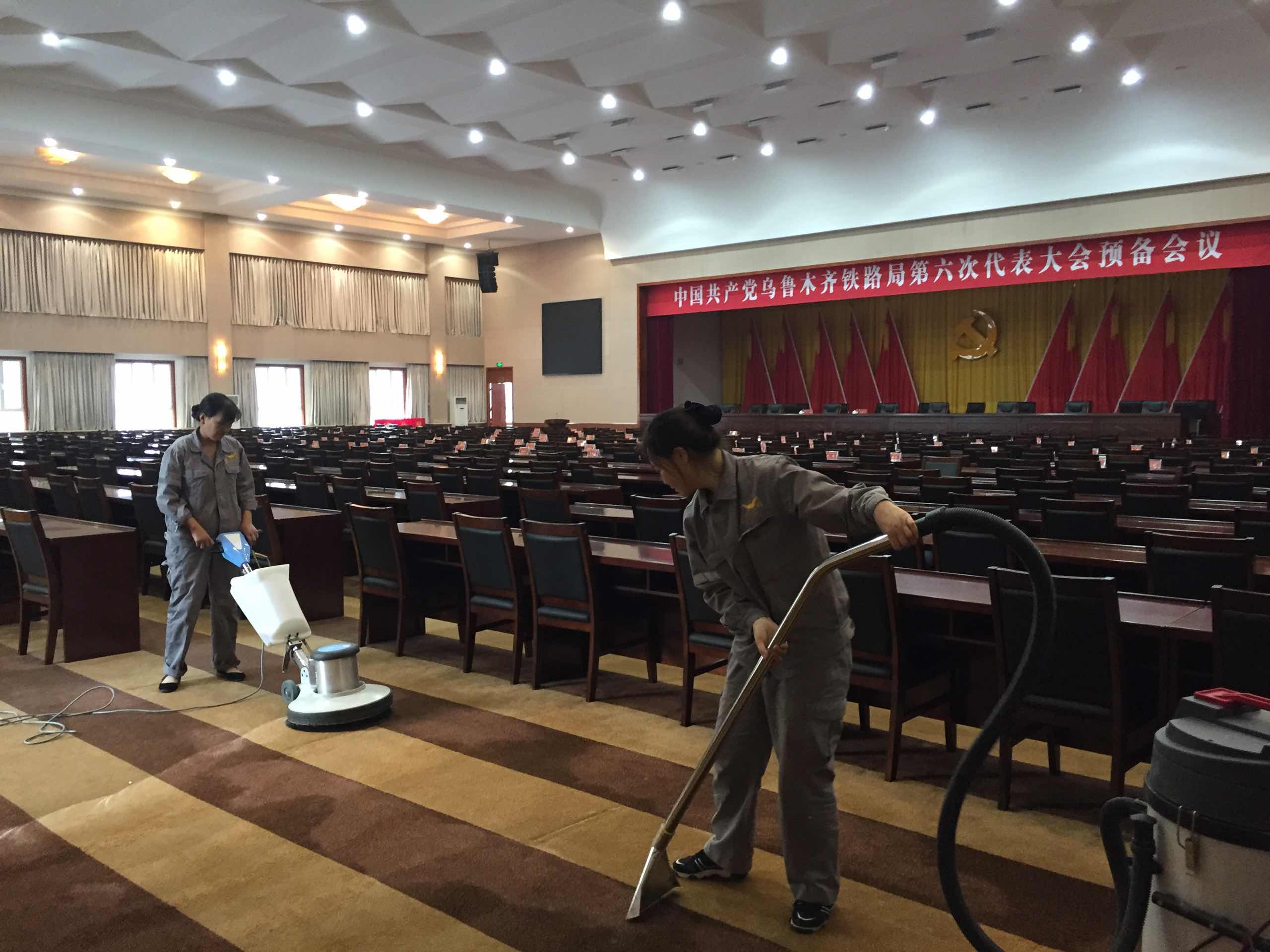全力做好烏鐵局六次黨代會(huì)的保潔工作